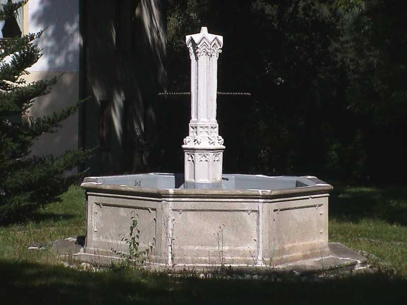 Der ehemalige Selber Stadtbrunnen im Garten des Gutsgebäudes