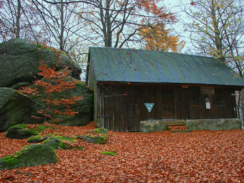 Diese Hütte steht auf dem Gipfel des Hengstbergs