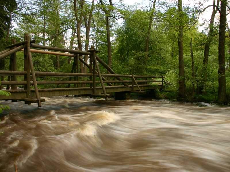 Diese Holzbrücke überspannt die Eger im Wellerthal